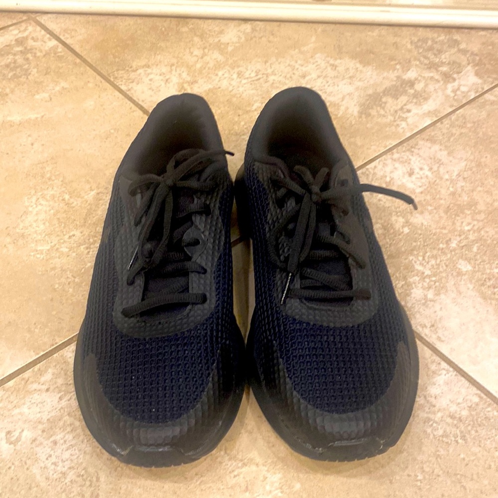 Womens Under Armour Surge tennis shoe, only worn once. In great shape!